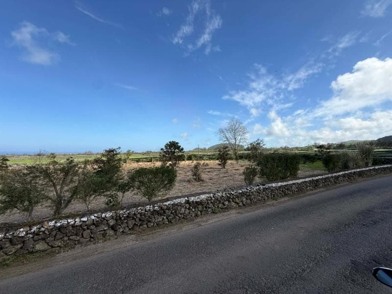 Prédio rústico sito Praia da Vitória