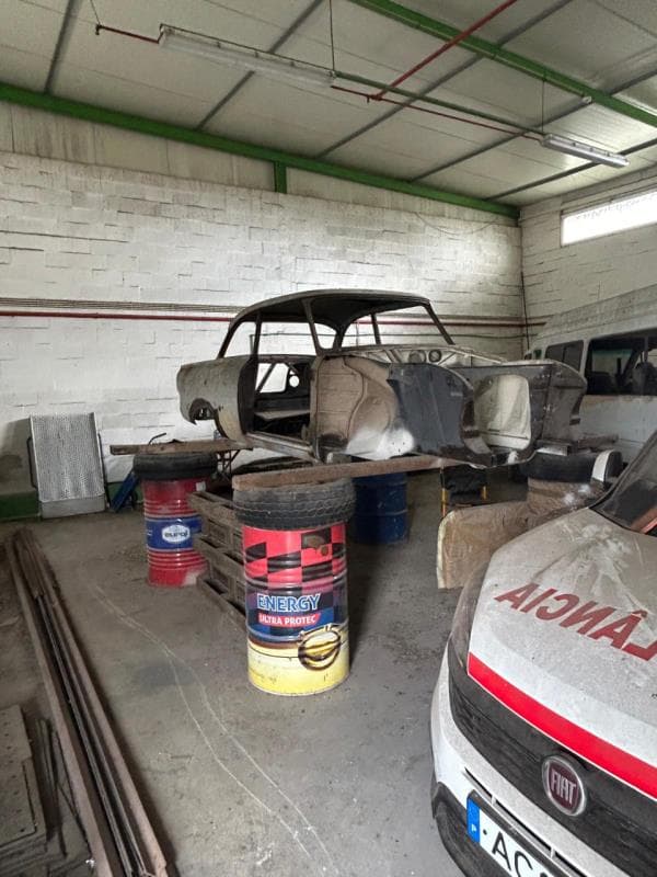 Carcaça de um carro antigo (V.40)