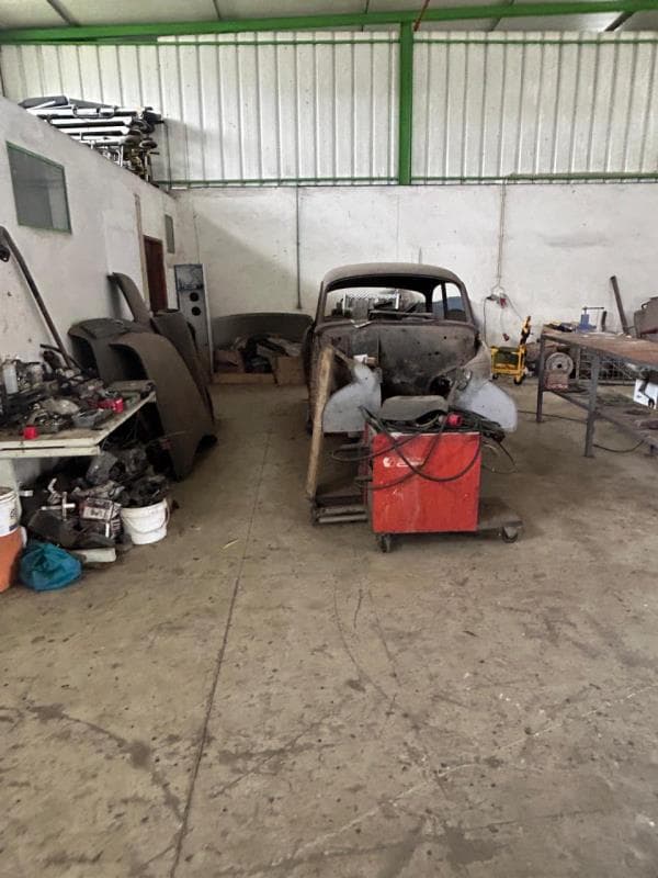 Carcaça de um carro antigo (V.41)