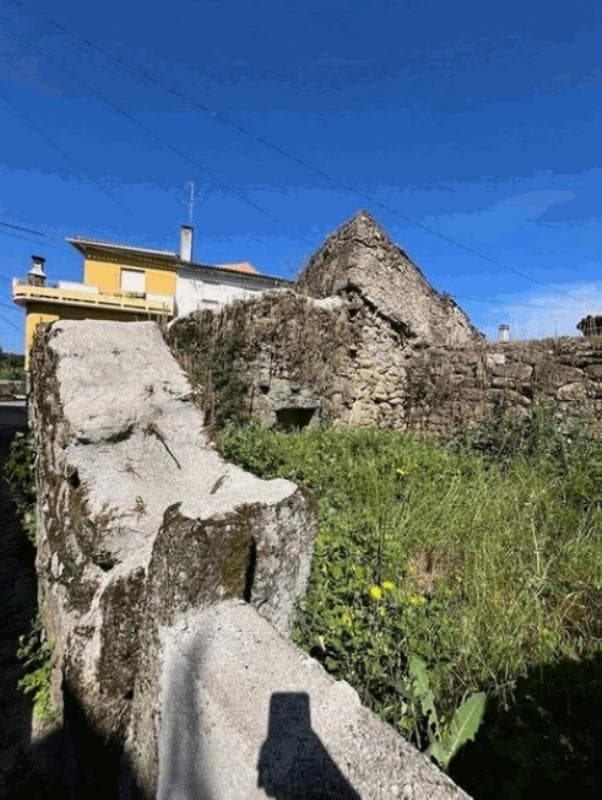 Prédio urbano que serve de palheira, em Vila Nova de Tazem