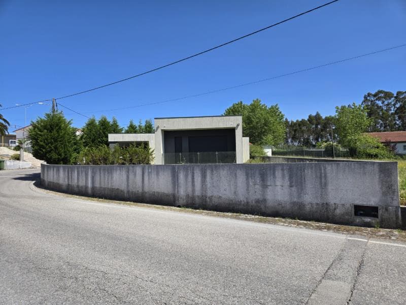 1/2 INDIVISO - Moradia V3 sita em S. Mamede (Batalha)