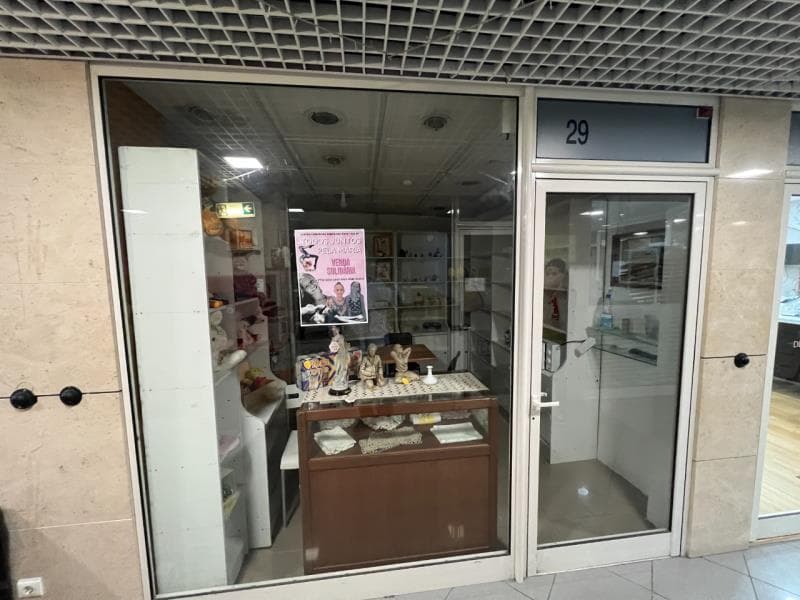 Loja em centro comercial, em Santo António dos Cavaleiros, Loures