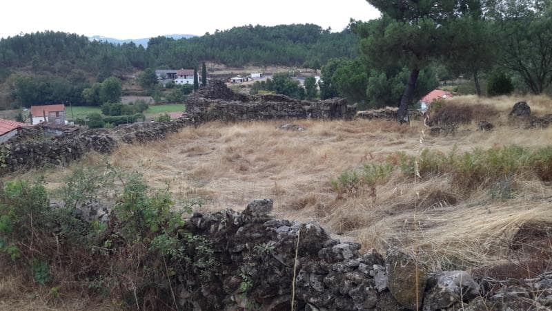 1/2 de imóvel em ruínas