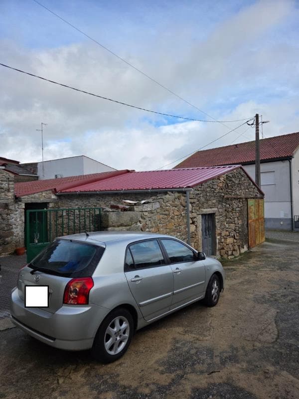 Metade de imóvel sito em Almeida