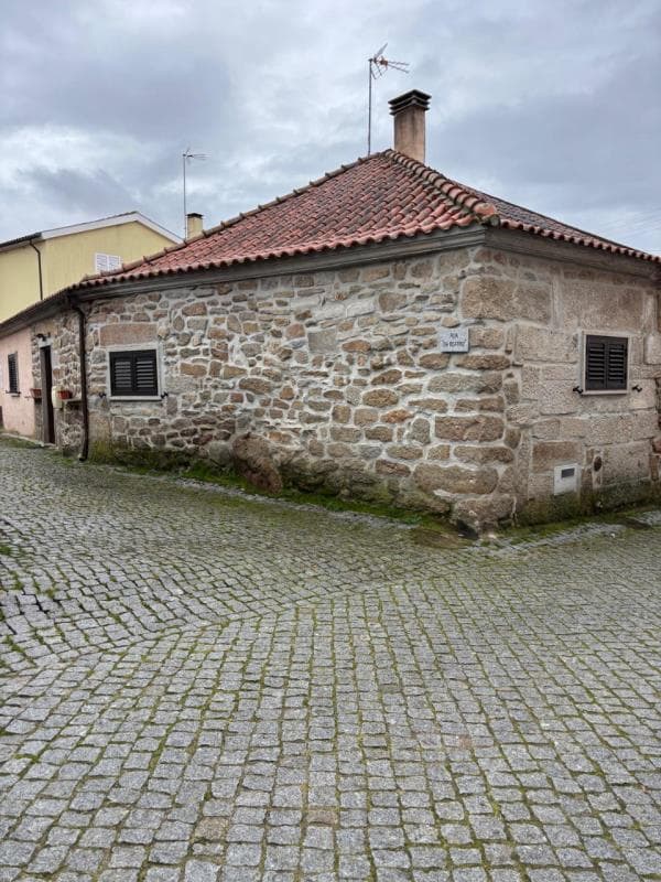 Casa com 3 frentes em Manigoto