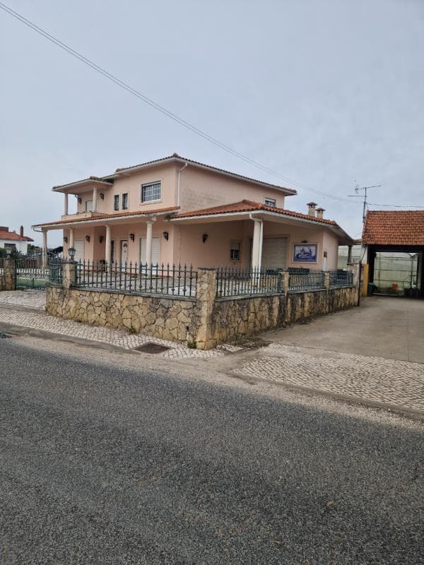 Vivenda em Tojal, Porto de Mós (Metade)