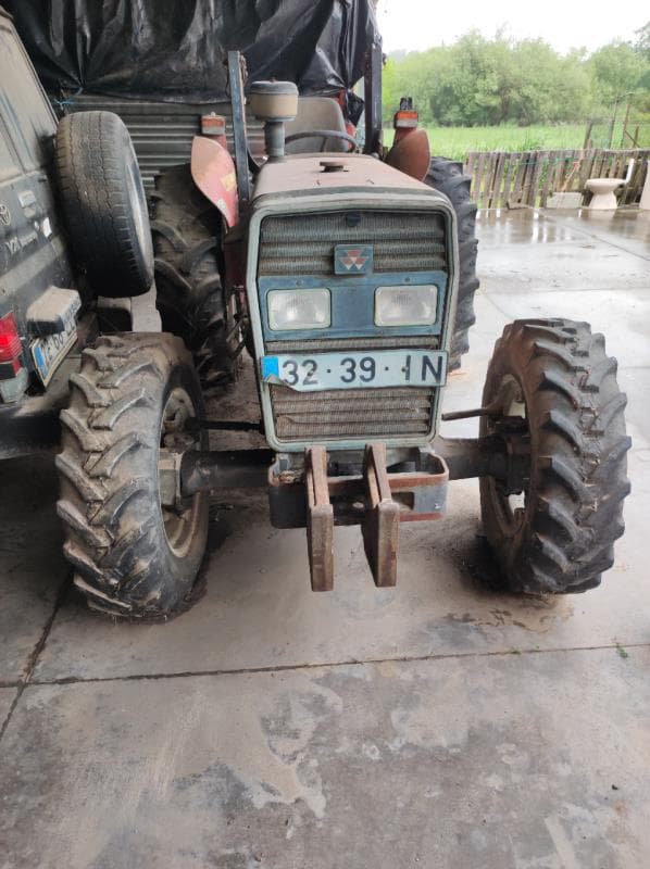 Tractor Agrícola da marca MASSEY-FERGUSON