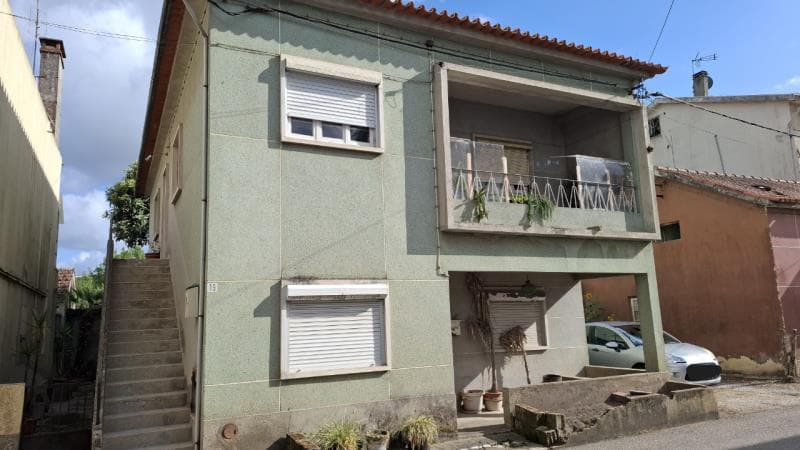 Casa de habitação de r/c, 1º andar e terraço em Pombal