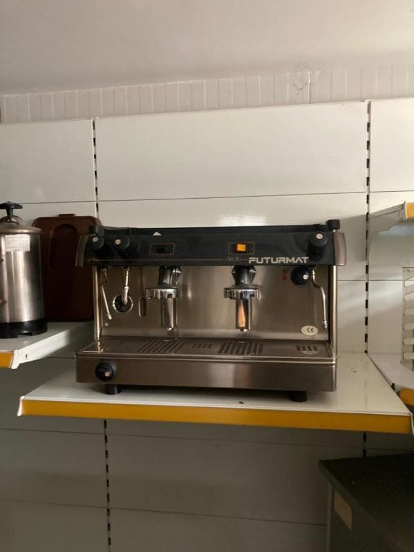 Mobiliário de escritório e artigos de refrigeração e ar condicionado