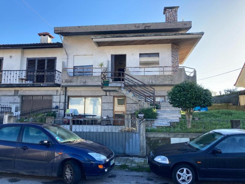 Prédio Urbano, sito em Lugar de Além de Cima, Sande (São Clemente), Guimarães