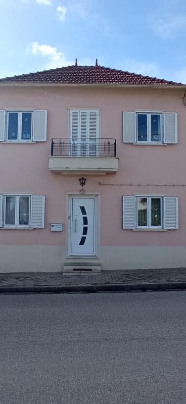 MORADIA T-4 DE CAVE RÉS-DO-CHÃO E ANDAR - ALERGARIA DOS DOZE**