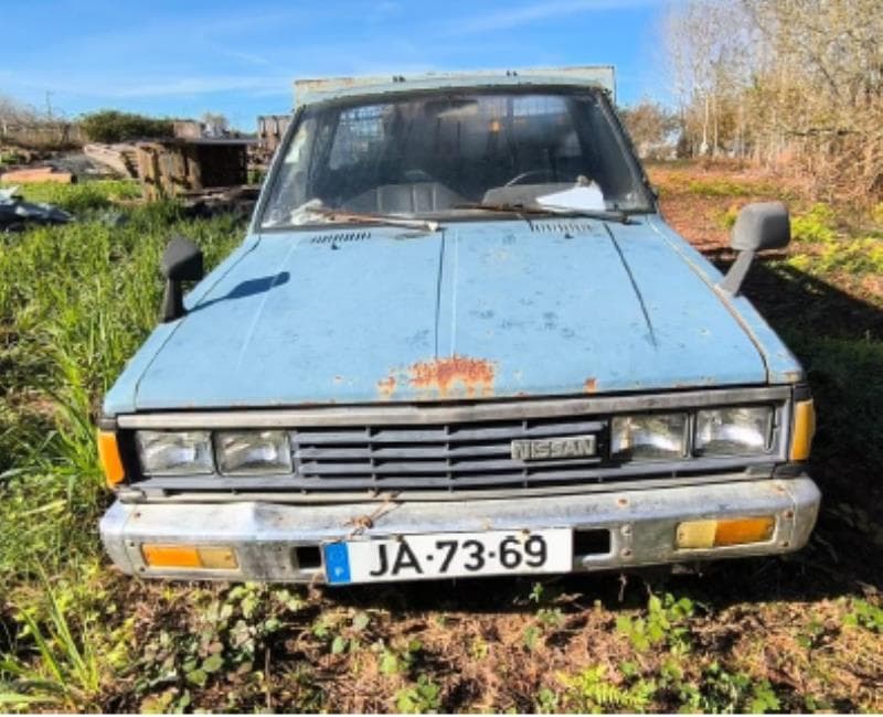 Veículo ligeiro de mercadorias, com a matrícula JA-73-69