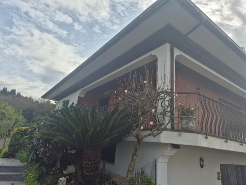 Moradia de dois andares (com possibilidade de utilização independente) e anexos