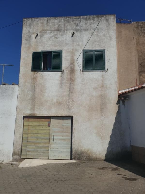 Prédio urbano destinado a armazém e atividade industrial sito em Odiáxere