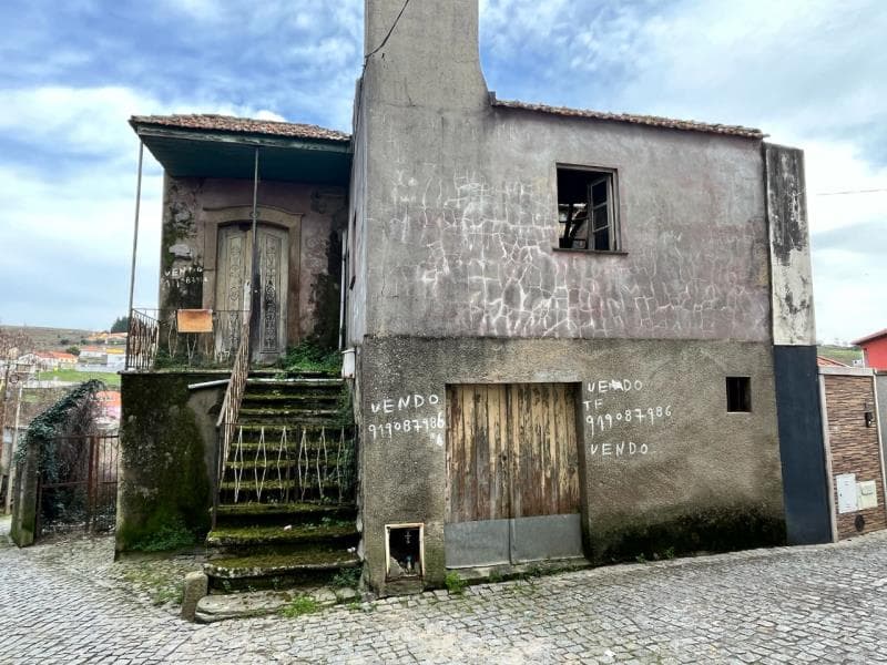 Prédio misto no Douro - Moradia de dois andares com parcela de terreno