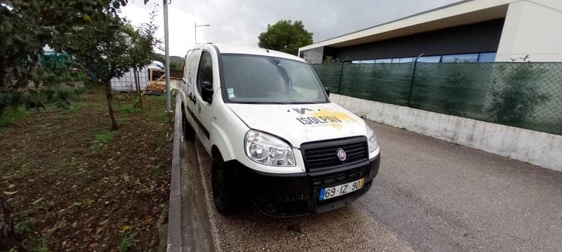 Veículo ligeiro de mercadorias com a matrícula 69-IZ-90