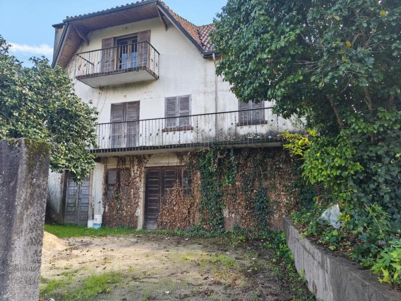 Casa com dois pisos em Rossas