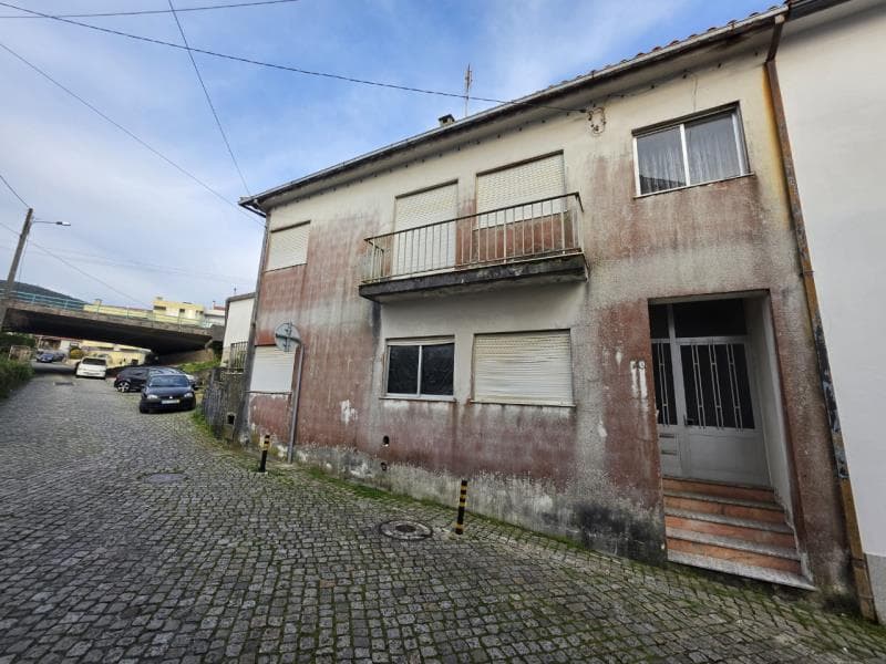 Prédio com duas habitações, em Vila Praia de Âncora.