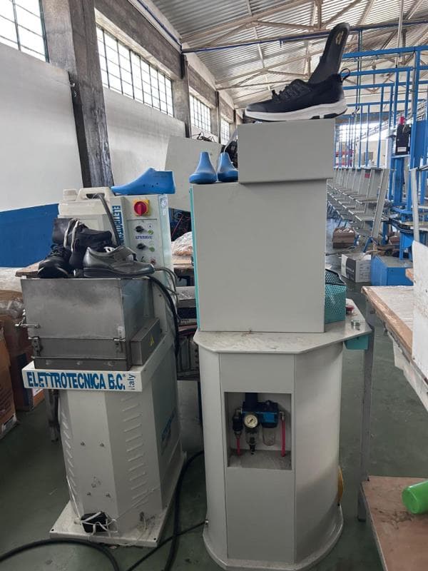 Máquinas de fabrico de calçado.