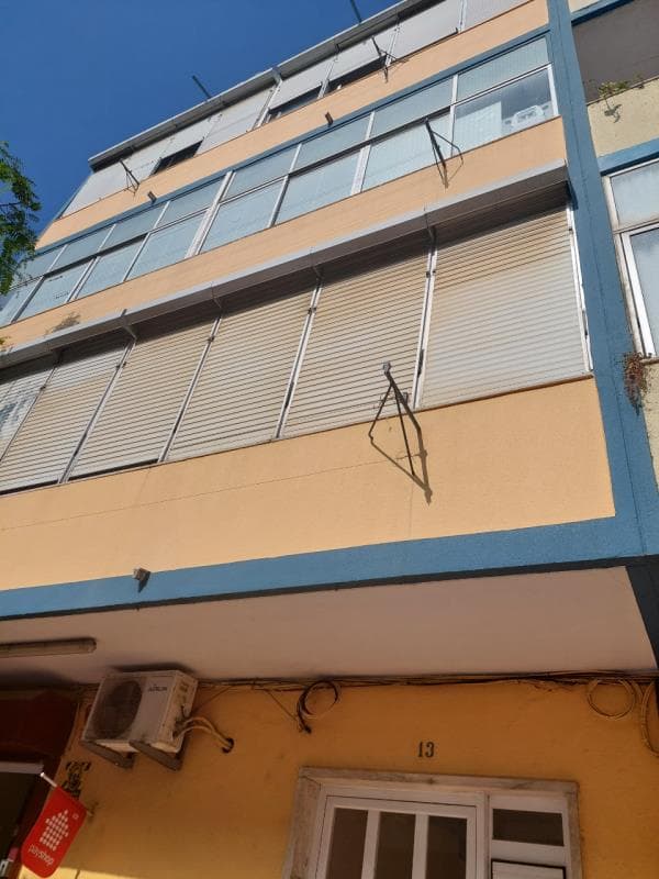 Apartamento T1 em Belas - RC (Prédio sem elevador nem condominio)
