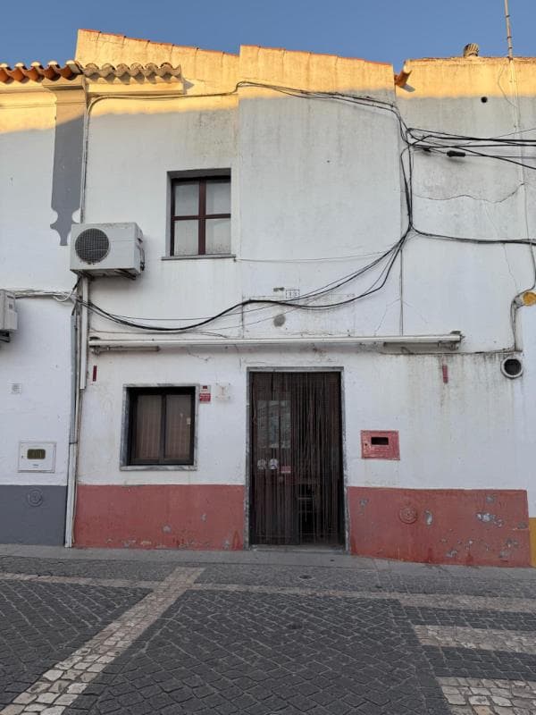 Prédio de r/c e 1º andar sito em Portel