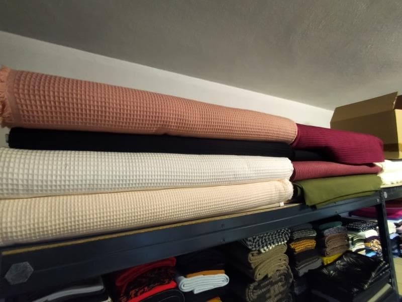 9 rolos de malha de várias cores (8,00 € cada metro)