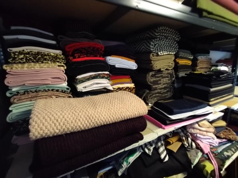 Prateleira com 370 panos de retalho (vários tipos: fazenda, malha, linho)