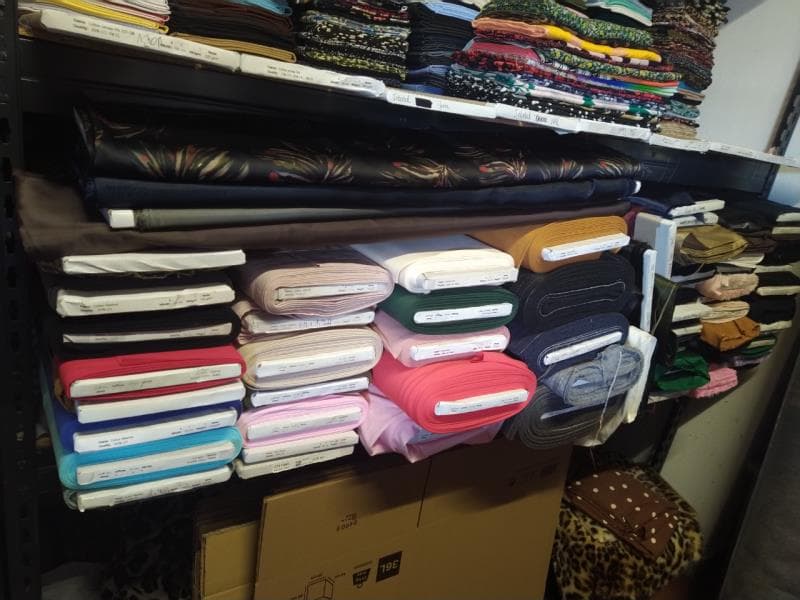 60 rolos de tecido (vários), 10 metros cada rolo