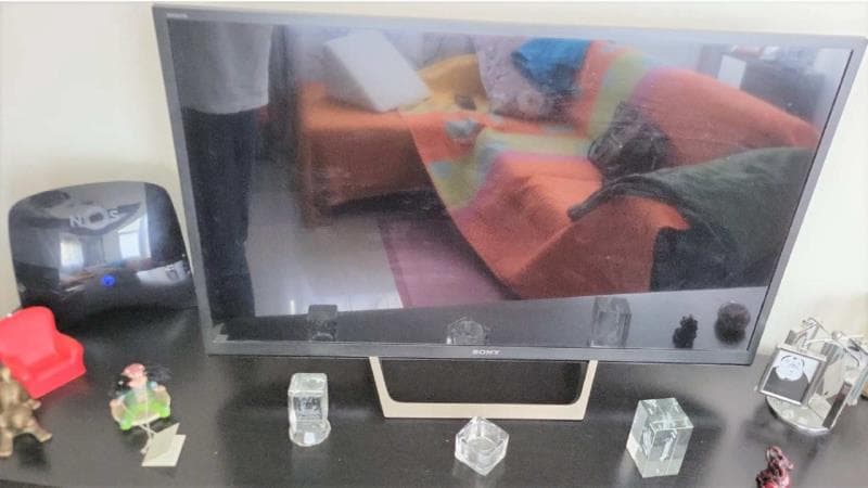 Lote de bens móveis composto por mobiliário e televisão