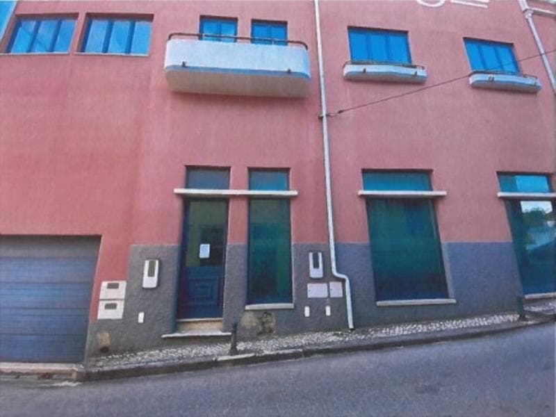 Prédio sito em Moita dos Ferreiros - Lourinhã