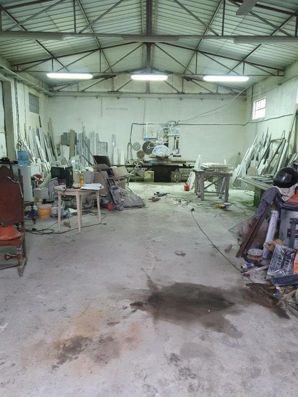 METADE de prédio rústico com implantação de armazém