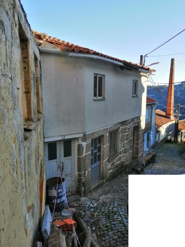 Casa de habitação de R/C e 1º andar em Castro Daire/Viseu