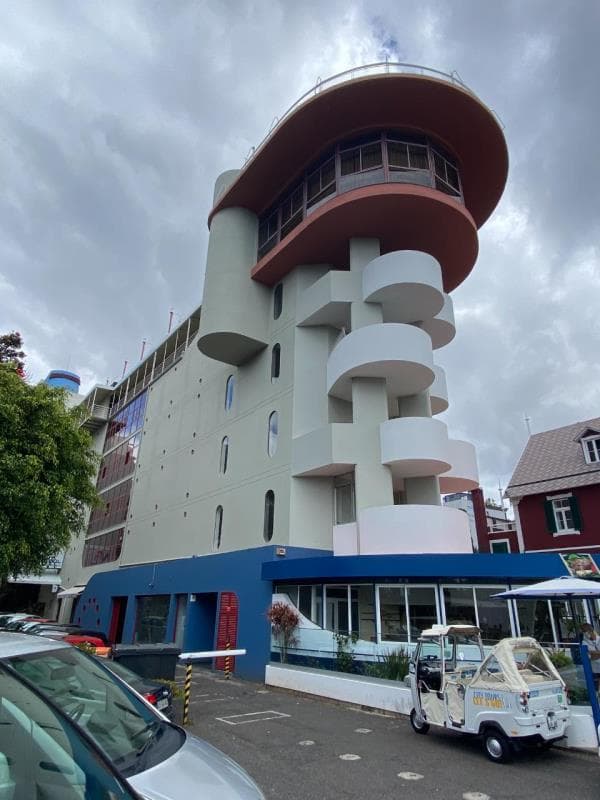 1/2 (Metade) Loja comercial localizada na zona turística do Funchal, Madeira