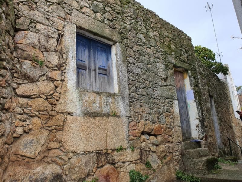 Casa de habitação em ruínas