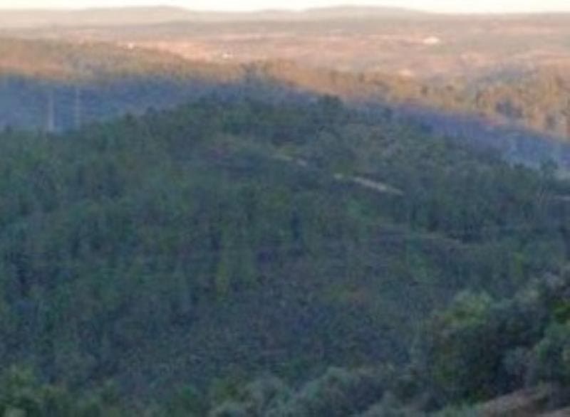 Prédio misto, com construção em ruinas, sito em Vila Velha de Rodão.