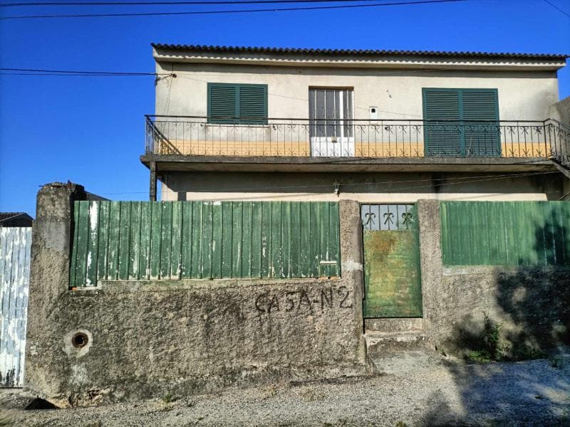 Moradia de r/c e 1º andar com utilização independente