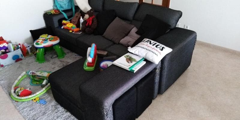 Mobiliário de habitação e televisor