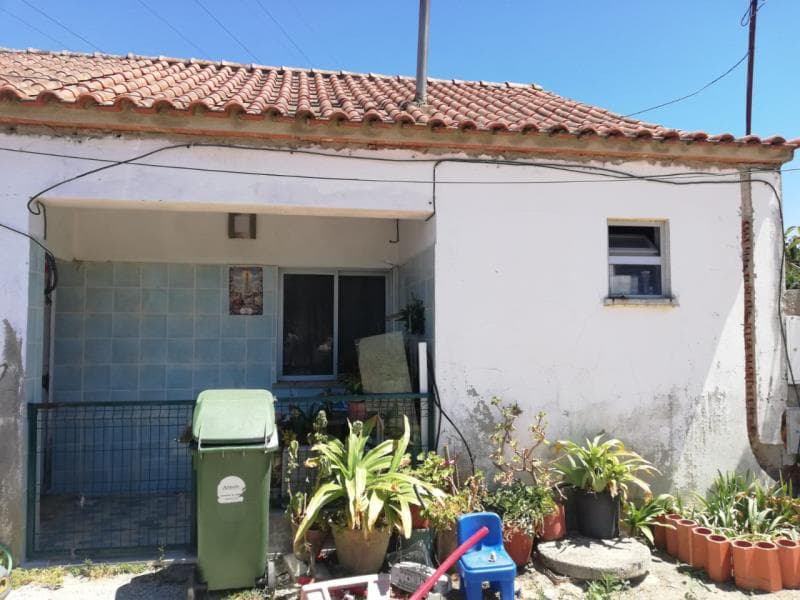 Imóvel sito em Charneca da Caparica