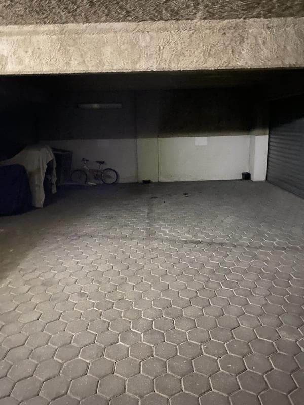 Cave-Garagem com 6 lugares de estacionamento
