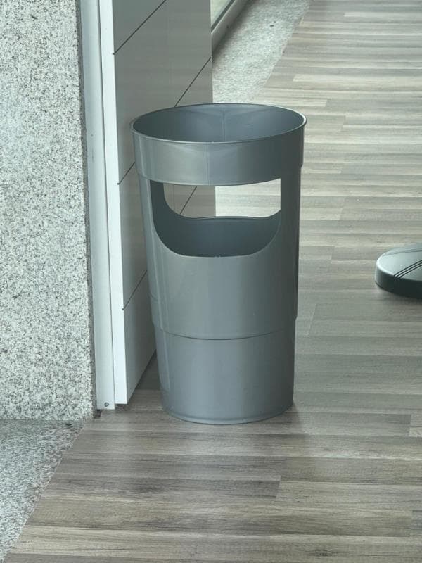 Lote com uma mesa, um balde para guarda-chuvas e dois candeeiros (V.2, 3 e 4)