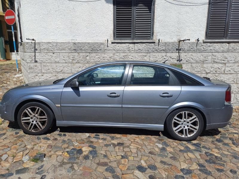 Veículo Ligeiro de passageiros de marca OPEL