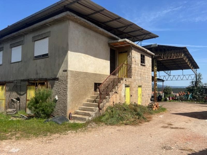 Prédio urbano (fábrica de serração de madeiras) em Tourigo