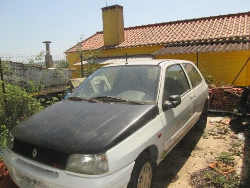 Renault Clio (357K0F), de cor branca