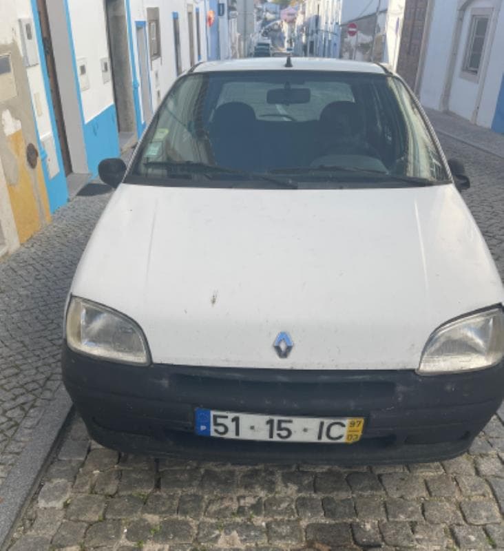 Veículo com a matricula 51-15-IC.