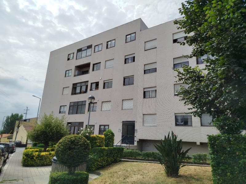 Apartamento situado em Rio Tinto com lugar de garagem correspondente à letra O