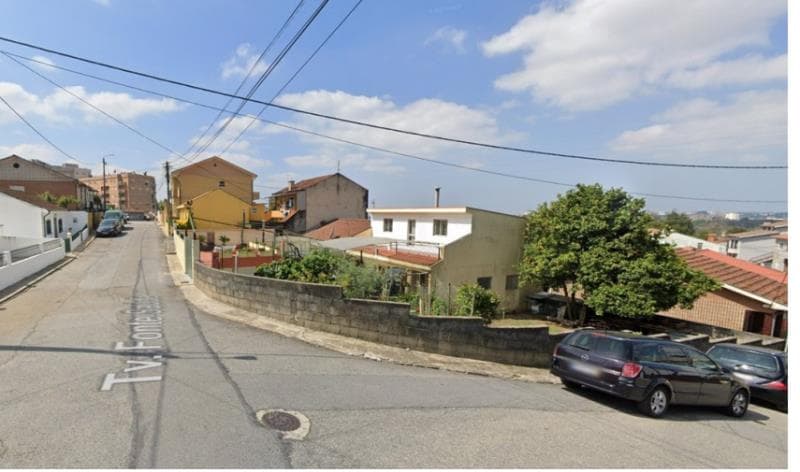 Um prédio rústico, terreno de pastagem e mato “Bouça dos Mouros ou dos Burros”