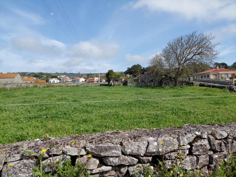 Prédio urbano + rústico sito na Serra de Santo António, concelho de Alcanena