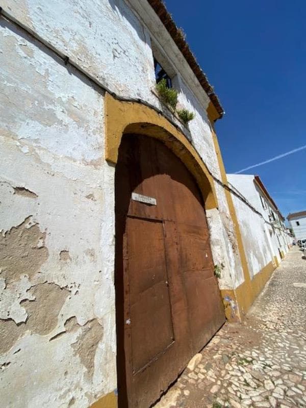 Direito de 5/6 em fração autónoma H, arrecadação e logradouro, em Borba