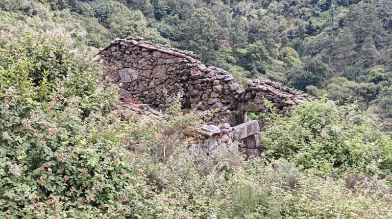 Prédio Urbano casa de habitação (Imóvel em ruína sem condições habitabilidade)