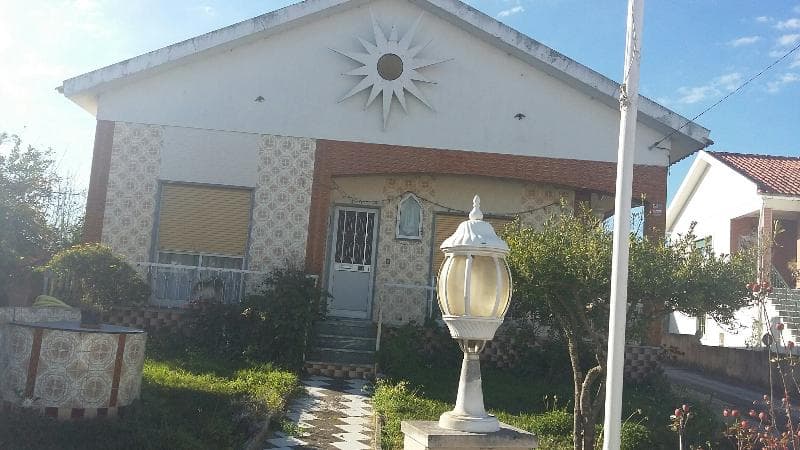 Moradia em Porto de Mós com anexo à atividade industrial/comercial